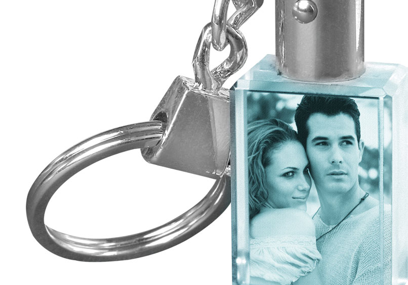 Porte Cles En Cristal Avec Gravure Photo Et Eclairage Led Bleu Livre Avec Un Ecrin Cadeau