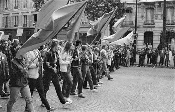  Photo: MichelBaron-Mai68-drapeaux rouges_2.jpg