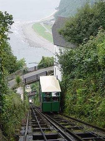  Photo: 252px-LyntonandLynmouthCliffRailway.jpg