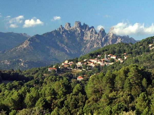  Photo: les-aiguilles-de-bavella_940x705.jpg