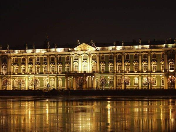  Photo: 800px-sankt-petersburg_eremitage_by_night.jpg