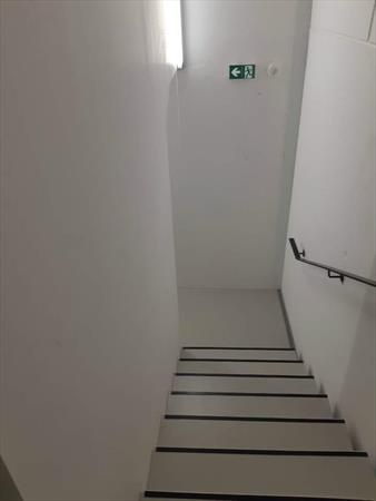  Photo: 17 un des 2 escaliers d'accès aux gradins.jpg