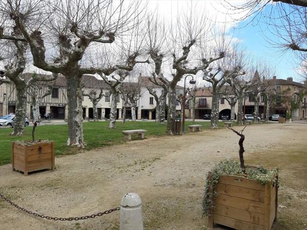  Photo: Fourcès, place principale