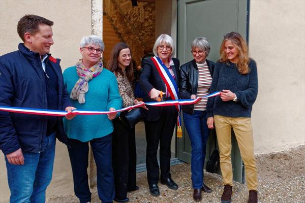  Photo: Mme le maire coupe le ruban