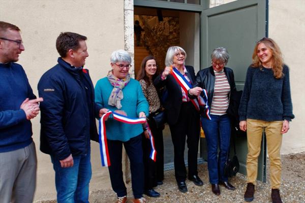  Photo: Mme le maire coupe le ruban