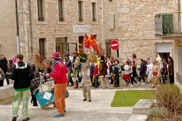 Le carnaval des Enfants Photo: Une pause devant l'église