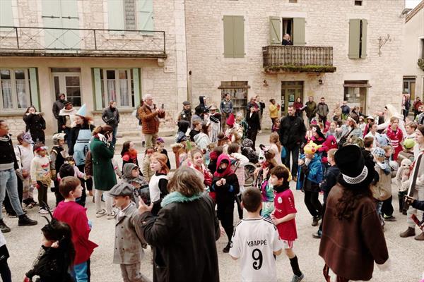 Le carnaval des Enfants Photo: Une pause devant l'église