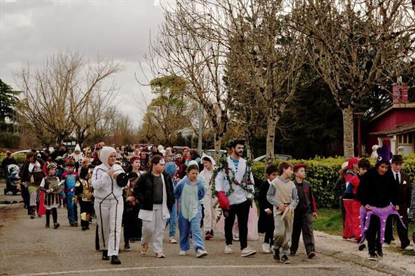 Le carnaval des Enfants Photo: Après le Marpa, vers la piscine