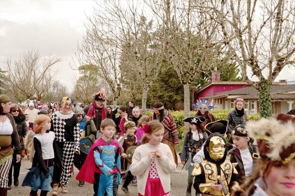Le carnaval des Enfants Photo: Après le Marpa, vers la piscine