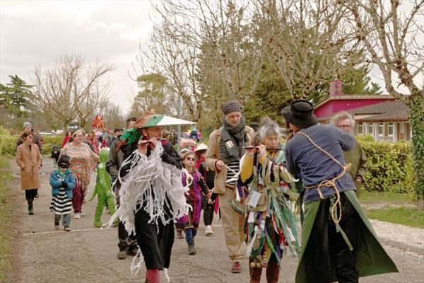 Le carnaval des Enfants Photo: Après le Marpa, vers la piscine
