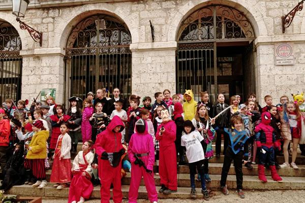 Le carnaval des Enfants Photo: Séance photo devant la mairie