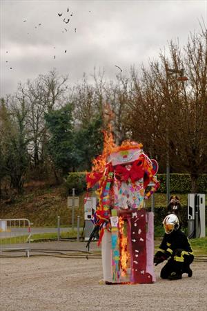 Le carnaval des Enfants Photo: monsieur Carnaval brûle