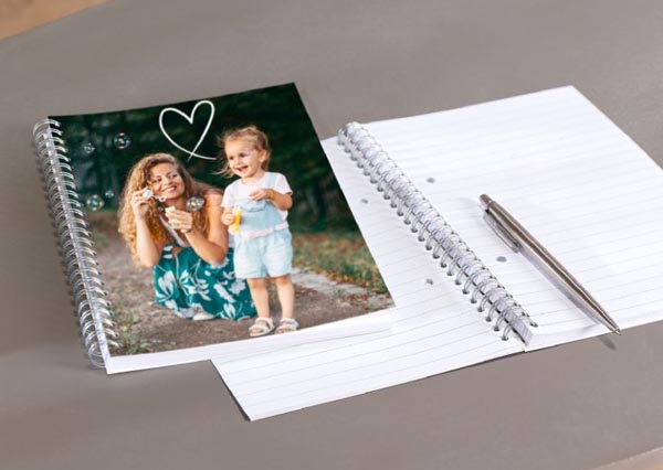 cahier à spirales personnalisé avec des photos en couverture sur comboost