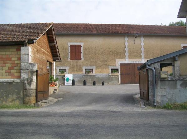 Entrée de la ferme de Yvette et Michel Hervouet à Garat Photo: hervouet-garat_2eme-entree_ph21.jpg