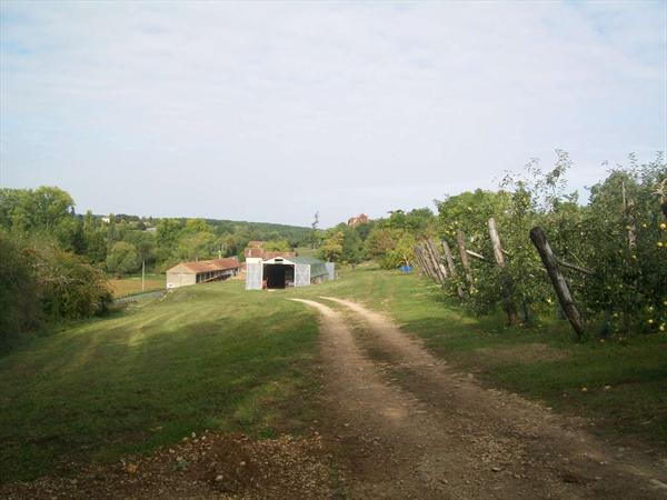  Photo: hervouet-garat_le-verger_vue-sur-la-ferme_ph25.jpg