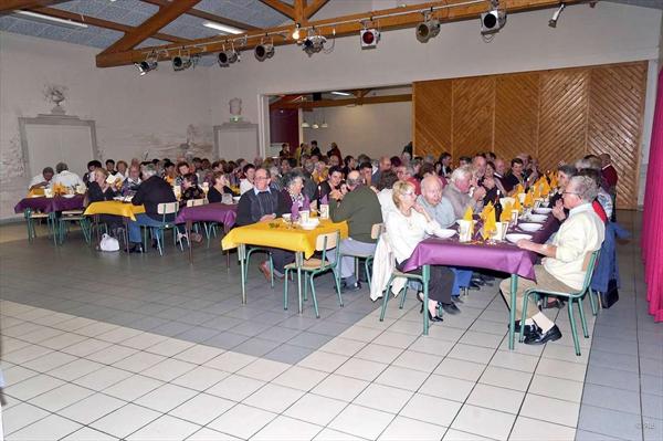  Photo: repas-dansant-2011-vouzan_ph-2.jpg