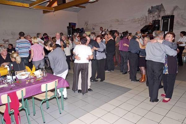  Photo: repas-dansant-2011-vouzan_ph-3.jpg