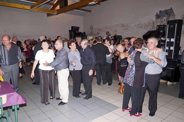  Photo: repas-dansant-2011-vouzan_ph-4.jpg