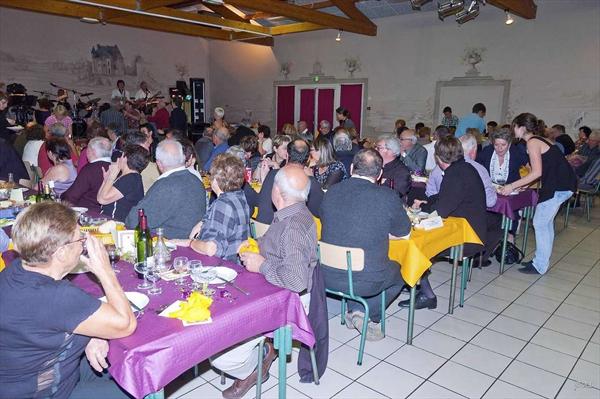  Photo: repas-dansant-2011-vouzan_ph-8.jpg