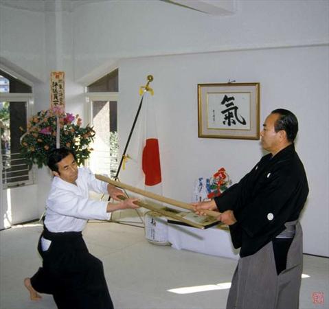 
Voici une vidéo sur une cession de cours d'Aikido filmée au Dojo de l'Aikikai Hombu Dojo par la télévision nationale j...