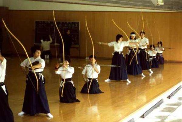 
Le kyūdō (弓道, litt. « la voie de l'arc »?) est un art martial Japonais (budō), issu du tir à l'arc guerrier (kyūjutsu)...