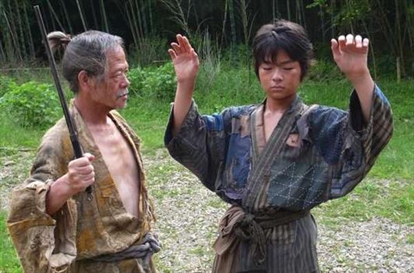 
Au XVIe siècle, le jeune Tanba suit les enseignements de son grand-père pour devenir à son tour un redoutable Ninja. E...