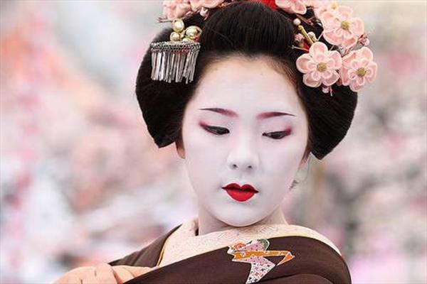 Au XVIIIe et XIXe siècles, les geisha étaient nombreuses et bien qu'elles existent encore dans le Japon contemporain, le...