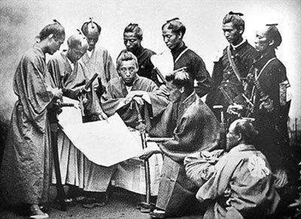 
Ces photographies ont été prises peu avant l' abolition de la classe des samouraï en 1867.

	Il est à noter que cert...