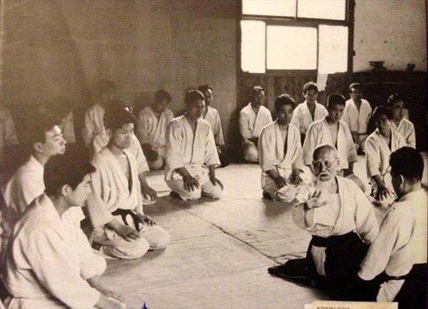Quelques images rares de la Pratique de  Morihei Ueshiba (植芝 盛平, Ueshiba Morihei, 14 décembre 1883 - 26 avril 1969)  qui...