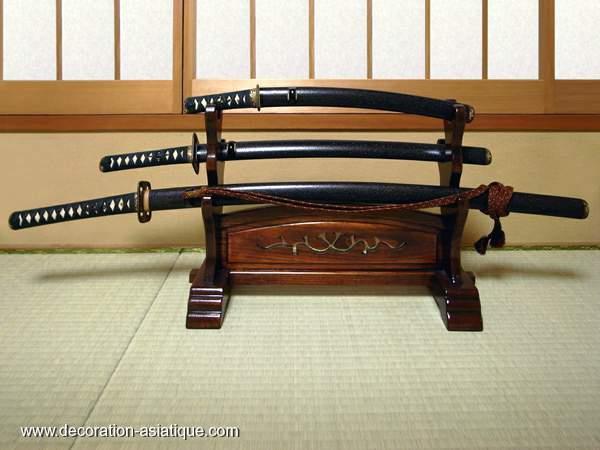 
Les premiers "sabres" japonais étaient en fait des épées, appelés "Moroha Zukuri", possédant une lame droite à double ...