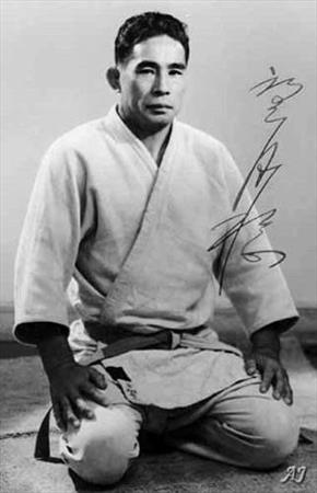 L’Aïkido est introduit en France par Minoru MOCHIZUKI Sensei en 1951. 

Minoru MOCHIZUKI Sensei pratique les arts mart...
