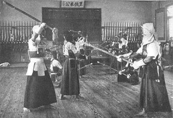 Lorsque, en 1945, le GHQ (Armée Américaine) interdit la formation et la pratique  des budo, Sasamori Junzo tenta de conv...