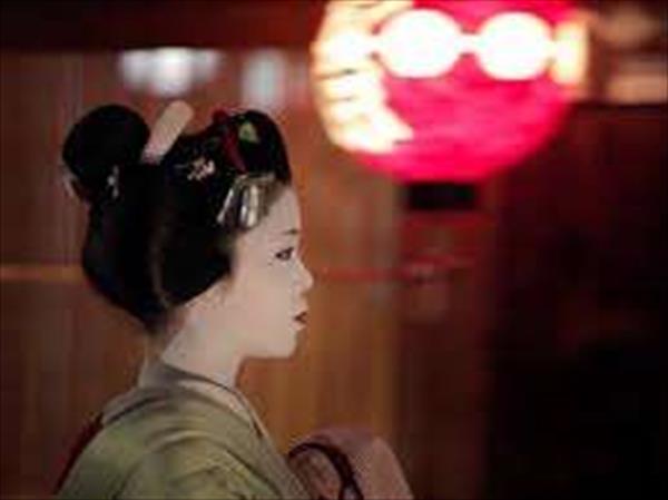 Tourné avec deux boîtiers Canon 5D Mark II, le film "Japan: A Journey Between Tradition And Modernity " propose une imme...