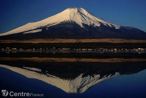 
La beauté de ce volcan solitaire, souvent couronné de neige, s’élevant au-dessus de villages, de la mer et de lacs bor...