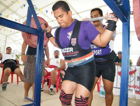 

Raphaël en squat Photo: 0066.jpg  MANU URA Musculation Paea - TAHITI