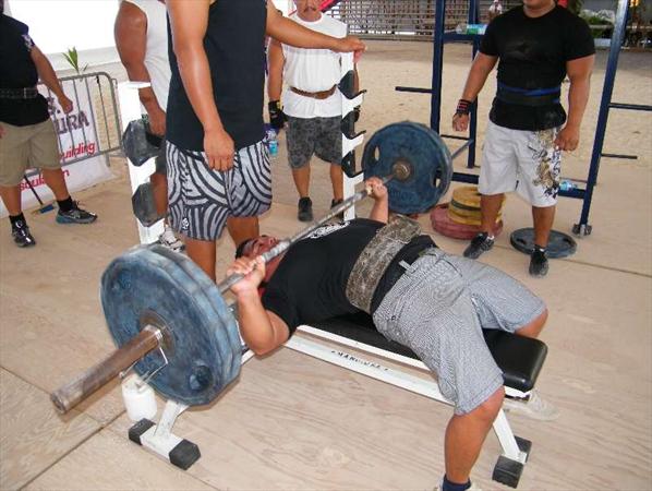 
D.C. 100 kg Photo: 0163.jpg  MANU URA Musculation Paea - TAHITI