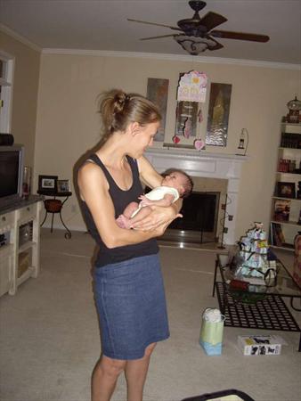 And now, everyone is coming to visit. Here is Marina, so excited!!!!!

Et les visites démarrent. La première, c est Ma...