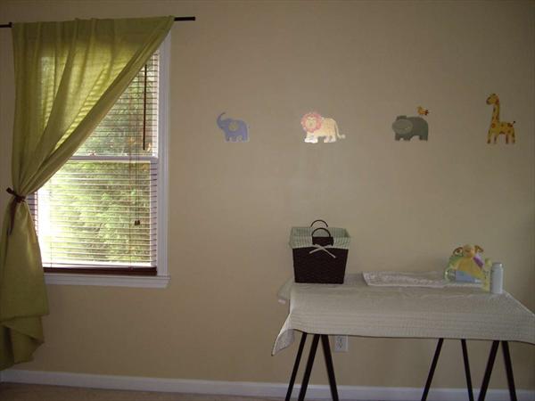 Autre vue sur les animaux du safari et la table à langer
Other view on Safari animals and diaper station Photo: Chambre...