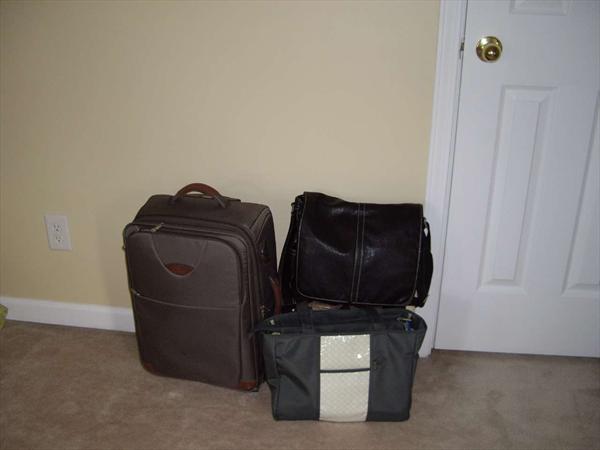 Ses petits affaires prennent déjà plein de place!!!
All of his/her clothes and stuff in 3 bags!!!! Photo: Pret pour la ...