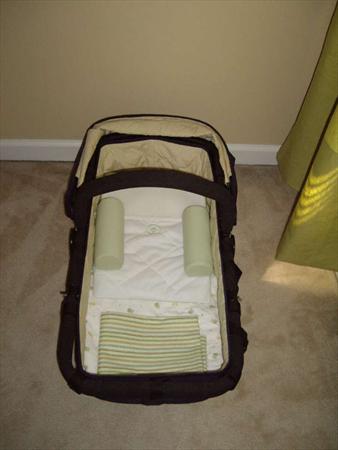 Pas de lit pour l'instant mais un petit couffin - Le vrai lit arrive plutard.
No bed for now but a cozzy bassinet - Bed...