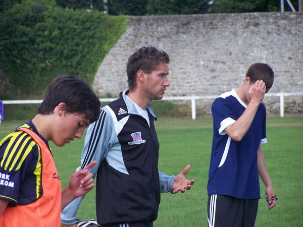Le coach donne ses explications Photo: Stage de préparation U17 3