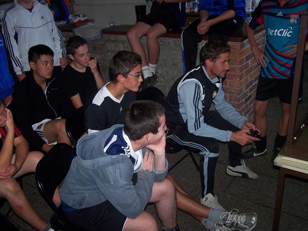 Le football, plus plus facile avec une manette ? Photo: Stage de préparation U17 16